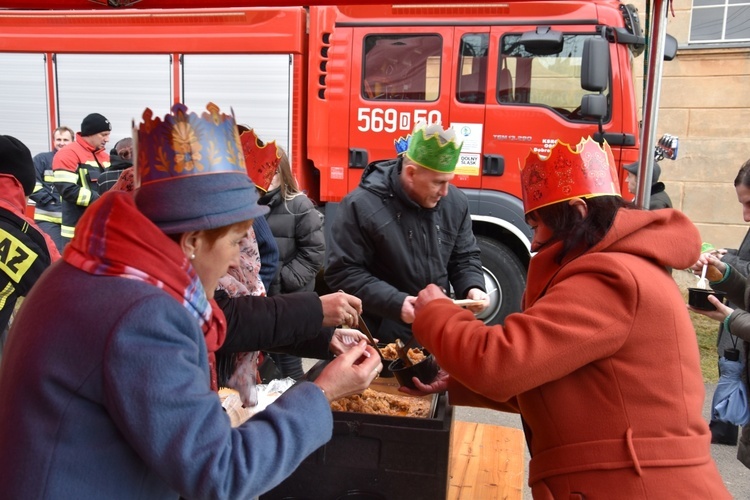 Orszak Trzech Króli 2023 w Dobromierzu. Strażacy zrobili zadymę