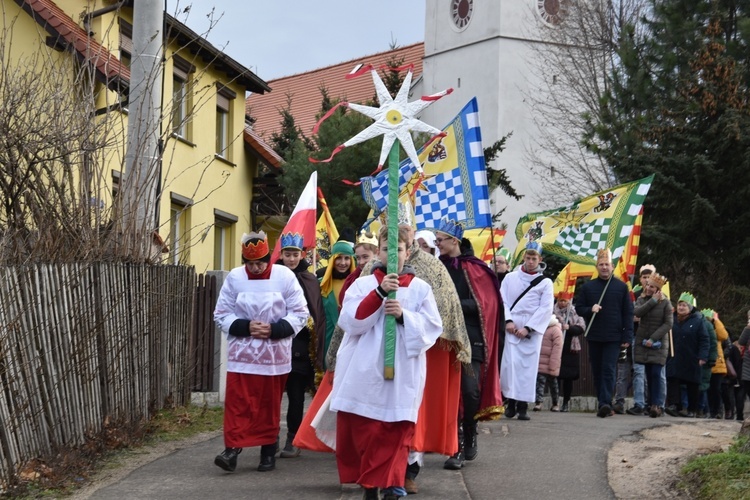 Orszak Trzech Króli 2023 w Dobromierzu. Strażacy zrobili zadymę