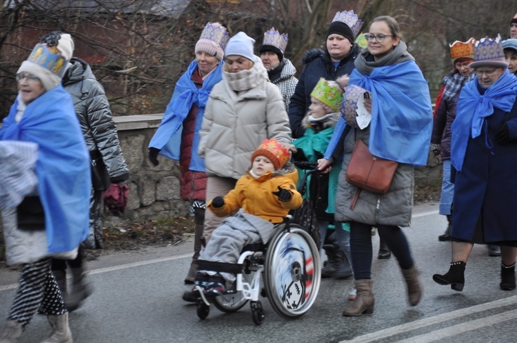 Orszak Trzech Króli 2023 w Głuszycy. W korowodzie poszli nawet rycerze