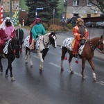 Orszak Trzech Króli 2023 w Głuszycy. W korowodzie poszli nawet rycerze