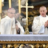 Bp Marek Mendyk w czasie okadzenia oltarza.