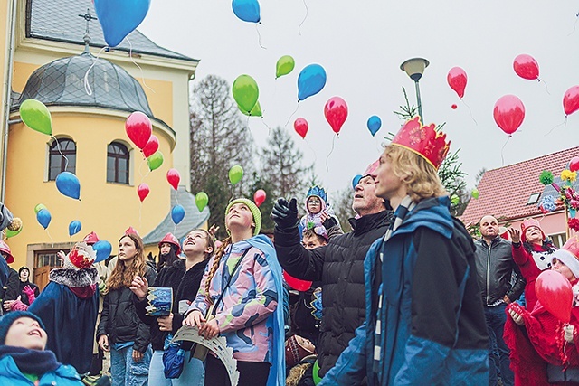 W Jugowie na koniec pochodu wypuszczono w niebo 300 balonów.