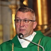 Zajęcia prowadzi ks. Mariusz Szmajdziński, biblista.