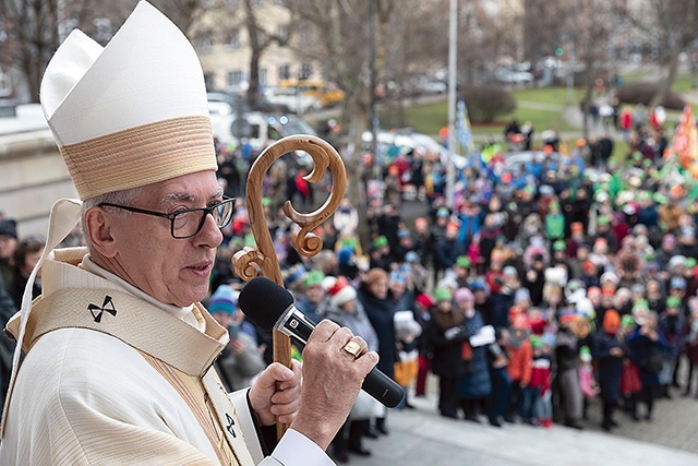 ◄	Na drogę spod katedry Chrystusa Króla biorących udział w wydarzeniu pobłogosławił metropolita katowicki.