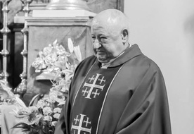 Ks. Jan Szetelnicki w czasie sprawowania Mszy św. jako koncelebrans.