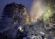 Ukraina: Alarm odwołany; w Dnieprze są zabici, ratownicy wydobywają ludzi spod ruin bloku