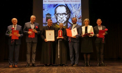 O. Arkadiusz Bąk i tegroczni nominowani do Nagrody św. Maksymiliana z bp. Romanem Pindlem i ks. Piotrem Hoffmannem.