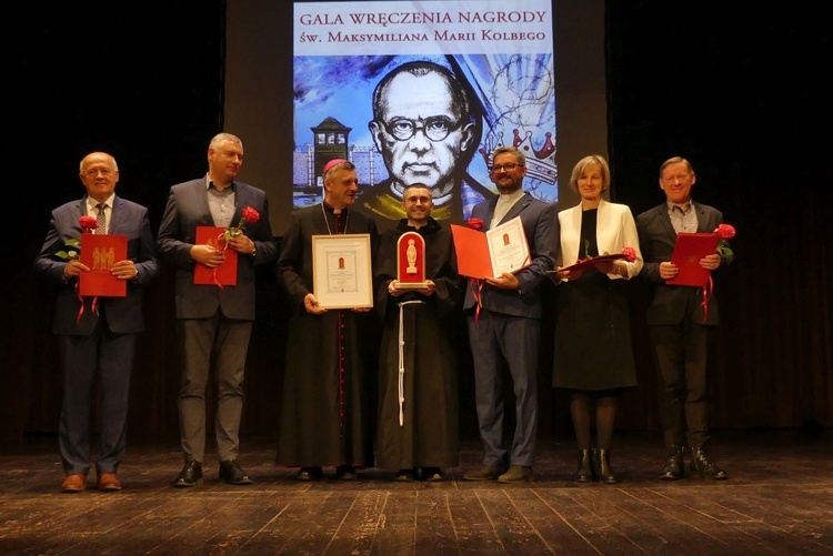 O. Arkadiusz Bąk i tegroczni nominowani do Nagrody św. Maksymiliana z bp. Romanem Pindlem i ks. Piotrem Hoffmannem.