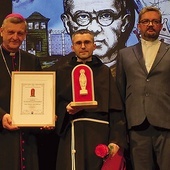 Laureat z bp. Romanem Pindlem i ks. Piotrem Hoffmannem, przewodniczącym Kapituły Nagrody św. Maksymiliana.