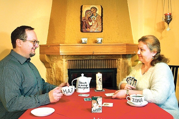 Diecezjalni doradcy życia rodzinnego Katarzyna i Michał Jurkiewiczowie ze stworzoną przez siebie grą „Przekonaj mnie”. 