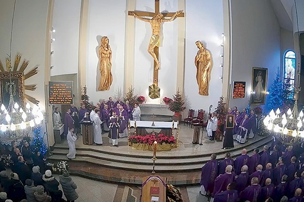 Msza św. pogrzebowa w lubartowskim kościele Matki Bożej Nieustającej Pomocy.