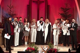 Artyści w czasie występu w głuszyckim kościele.