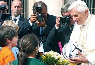 Papież otrzymuje piłkę nożną od dzieci na zakończenie cotygodniowej audiencji generalnej na placu św. Piotra  w Watykanie,  21 września 2005 r
