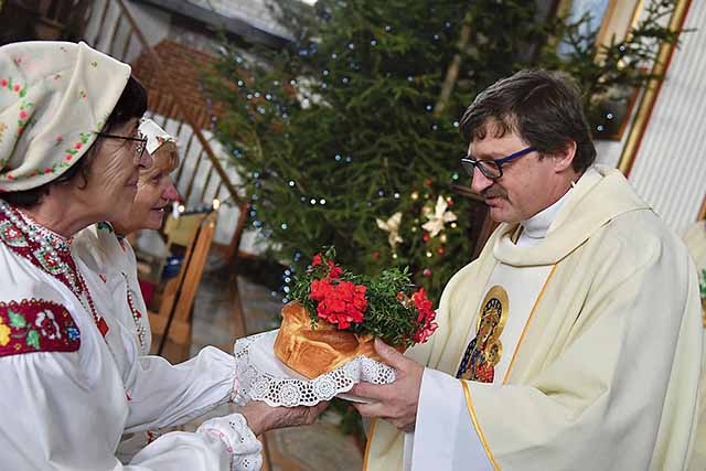 Spotkanie rozpoczęło się od Mszy św. pod przewodnictwem kapelana ludzi gór ks. Ireneusza Najdka. Homilię wygłosił ks. Alek Zielonka, który też ma bukowińskie korzenie.