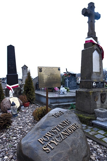 Groby powstańców styczniowych  na cmentarzu w Łęgu Tarnowskim.
