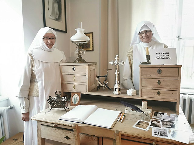 Siostry Margarita (z prawej) i Krystyna  przy biurku błogosławionej.