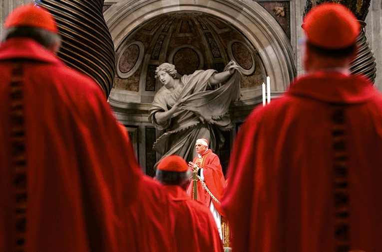 Kard. Joseph Ratzinger w bazylice św. Piotra w czasie Mszy św.  przed konklawe w kwietniu 2005 roku.