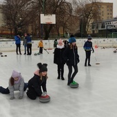 Chorzów. Dzieci spróbowały gry w curling