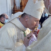 Ucałowanie krzyża po uroczystym wejściu do katedry.