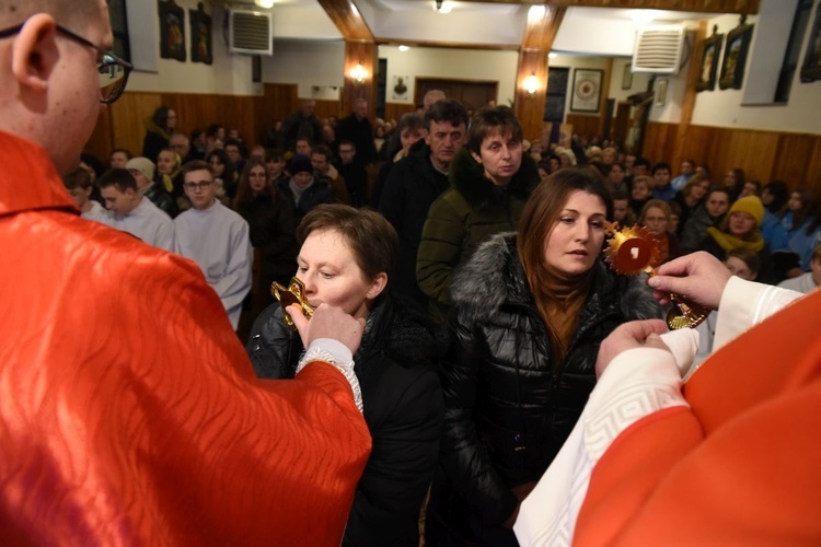 Wierni będą się modlić przy relkwiach w kościele, ale i w domu, jeśli zajdzie taka potrzeba.