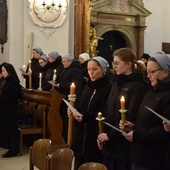 Do katedry przybyły osoby, które żyją według rad ewangelicznych.