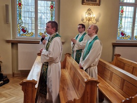 Neoprezbiterzy w czasie koncelebrowanej Mszy św. w bardzkiej kaplicy.