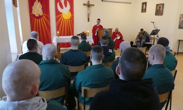 Grupa osadzonych w zakładzie karnym w Cieszynie towarzyszyła Jakubowi i Janowi, którzy przyjęli sakrament bierzmowania w więziennej kaplicy.