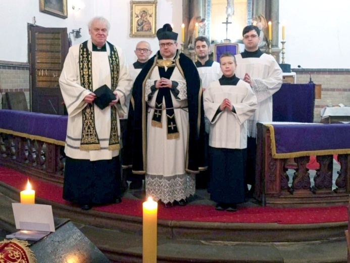 Duchowni z asystą po zakończonej liturgii żałobnej.