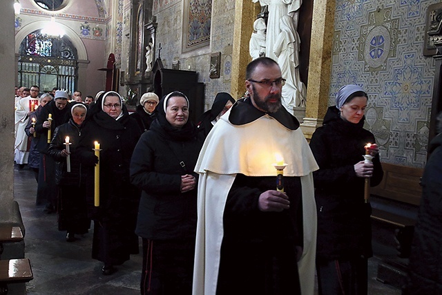 ▲	Podczas liturgii przez bazylikę przeszła procesja ze świecami gromnicznymi. 