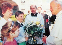 Ustanowienie tego dnia to zasługa św. Jana Pawła II. Na zdjęciu wizyta w olsztyńskim szpitalu dziecięcym w 1991 r.