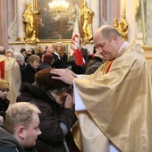 Sakrament namaszczenia chorych udzielany jest  w kościołach w dniu chorego.