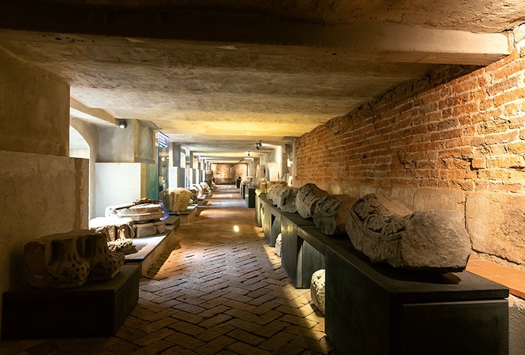 Podziemna trasa wśród archeologicznych znalezisk.