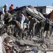 W Turcji ratownicy wydostali spod gruzów pięciu żywych członków jednej rodziny