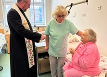 W Głownie w Dniu Chorego kapłani modlili się za cierpiących w kaplicy i przy łóżkach pacjentów. 