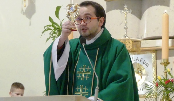 Ks. Sławomir Pietraszko pobłogosławił obecnych w słotwińskim kościele relikwiami bł. kard. Stefana Wyszyńskiego.