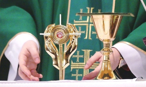 Ustawiony na ołtarzu relikwiarz Prymasa Tysiąclecia towarzyszył modlitwie parafian ze Słotwiny.