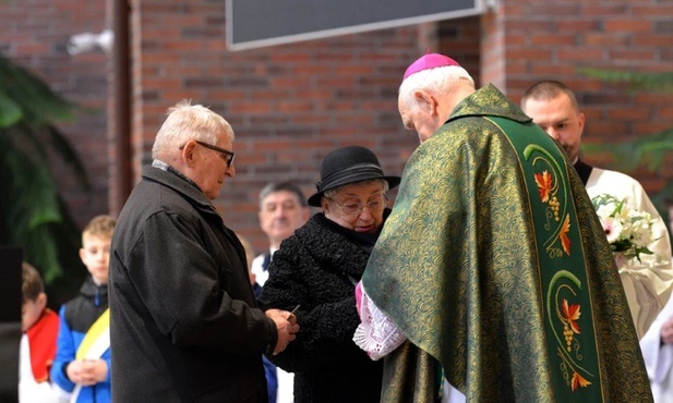 Przedstawiciele świdnickiego koła Związku Sybiraków podziękowali biskupowi za wieloletnie wsparcie.