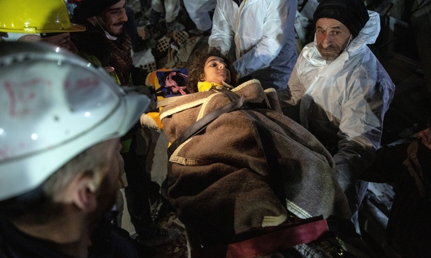 Turcja: Po 163 godzinach spod gruzów wydobyto siedmioletniego chłopca i 62-letnią kobietę