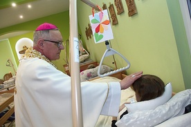 ▲	Biskup namaścił pacjentów specjalnym olejem.