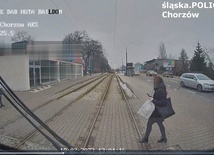 Po potrąceniu kobiety przez tramwaj policja z Chorzowa apeluje do pieszych o rozwagę