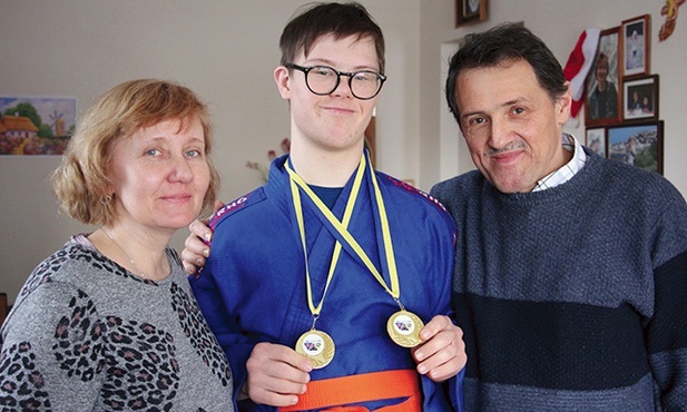 Rodzice Michała,  pani Marta i pan Marek,  z dumą opowiadają  o sukcesach sportowych swojego syna