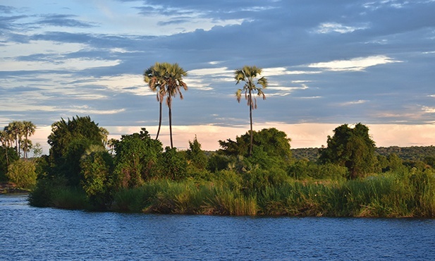 Malowniczy rejs po Zambezi, którą Livingstone dotarł do wodospadów
