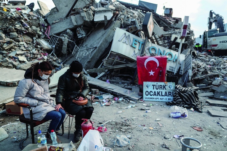 Pozbawieni domu mieszkańcy tureckiej miejscowości Hatay, którą 6 lutego nawiedziło potężne trzęsienie ziemi.