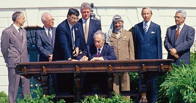 Porozumienie z Oslo z 1993 r. (podpisane jednak w Waszyngtonie – na zdjęciu) dawało cień nadziei na pokój między Żydami a Palestyńczykami.
