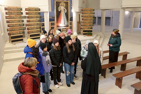 Uczestniczki skupienia dla dziewcząt zorganizowanego przez służki odwiedziły sanktuarium Bożego Miłosierdzia w Płocku.