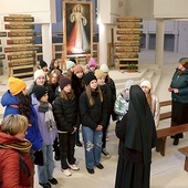 Uczestniczki skupienia dla dziewcząt zorganizowanego przez służki odwiedziły sanktuarium Bożego Miłosierdzia w Płocku.