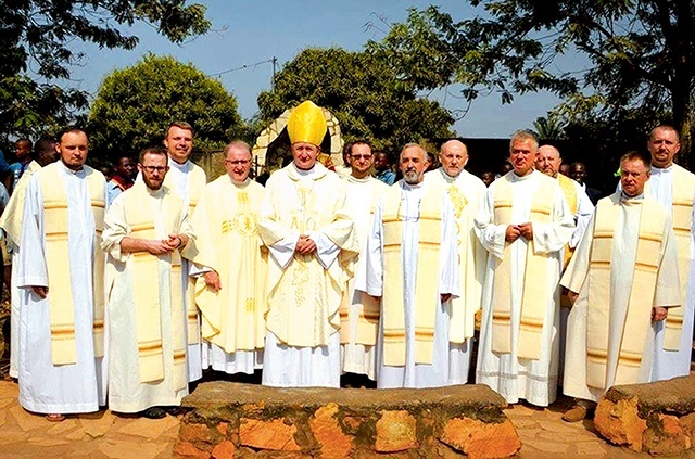 ◄	Kapłanów z naszej diecezji odwiedził w RCA bp Andrzej Jeż z okazji 30-lecia ich obecności  w tym kraju.