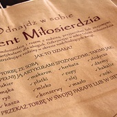 ▲	Do realizacji akcji „Talent Miłosierdzia” mogą posłużyć specjalne torby. Mają one jednak wymiar symboliczny, bo ważniejsze jest to, co do nich włożymy i nasze zaangażowanie.