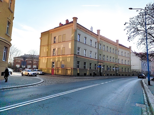 Ostatni istniejący legnicki budynek zakonu stoi u zbiegu  ulic Chojnowskiej i Hutników. 