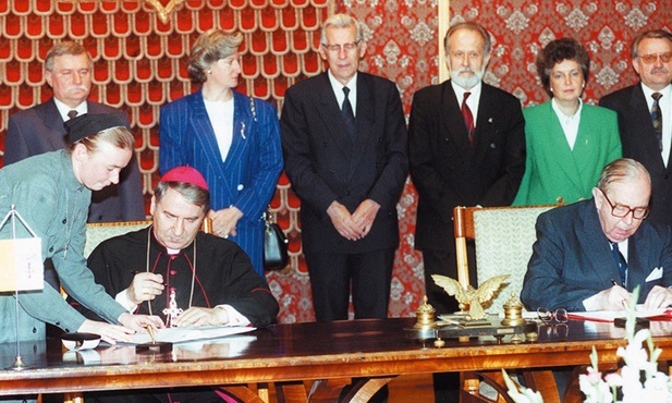 Zawarcie konkordatu. Podpisują nuncjusz apostolski abp Józef Kowalczyk i min. spraw zagranicznych Krzysztof Skubiszewski.